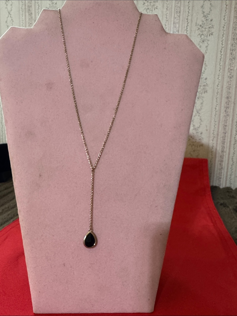 Chic Gold Tone Necklace with Black Accent